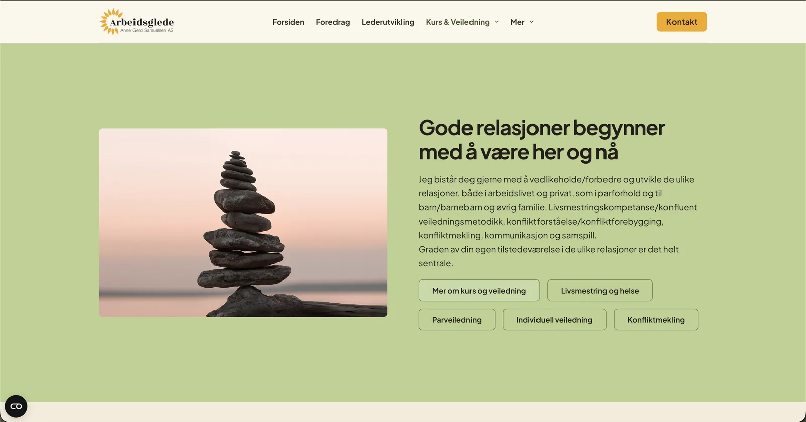Seksjonen «Gode relasjoner begynner med å være her og nå» på lysegrønn flate, med bildet av de balanserte steinene til venstre og knapper til livsmestring og helse, parveiledning, individuell veiledning og konfliktmekling til høyre.