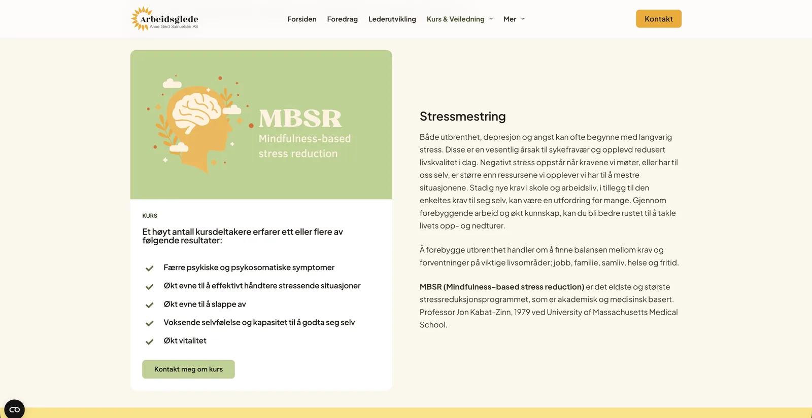 Kursseksjonen om stressmestring, med et kort til venstre som viser MBSR-illustrasjonen av et hode i profil og en punktliste over hva kursdeltakere erfarer, og en tekst om stress, utbrenthet og MBSR-programmet til høyre.
