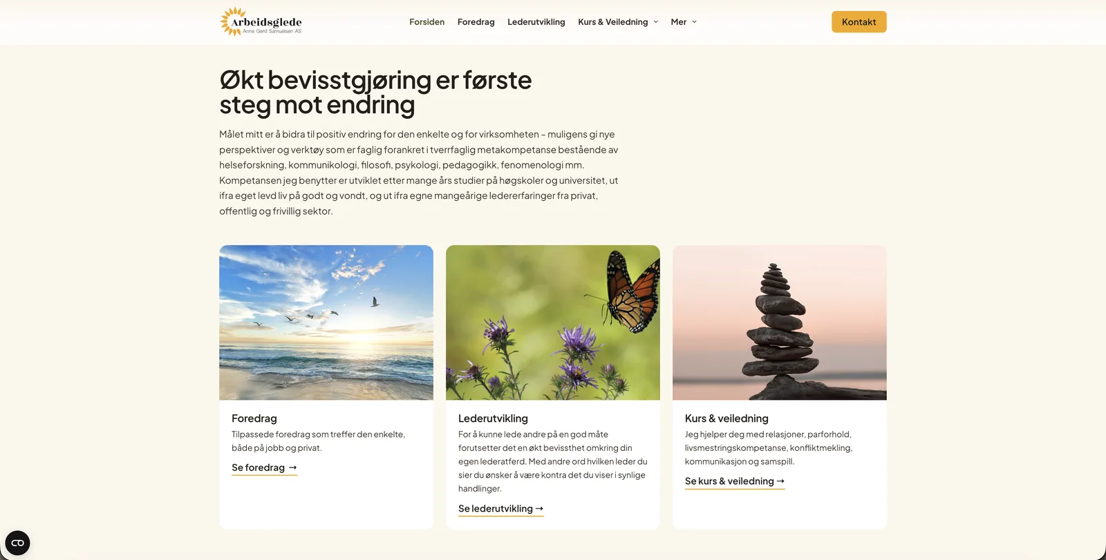 Tjenesteoversikten med overskriften «Økt bevisstgjøring er første steg mot endring», og under den tre kort med bilde: Foredrag med et strandbilde, Lederutvikling med en sommerfugl på en tistel, og Kurs & veiledning med en stabel balanserte steiner.