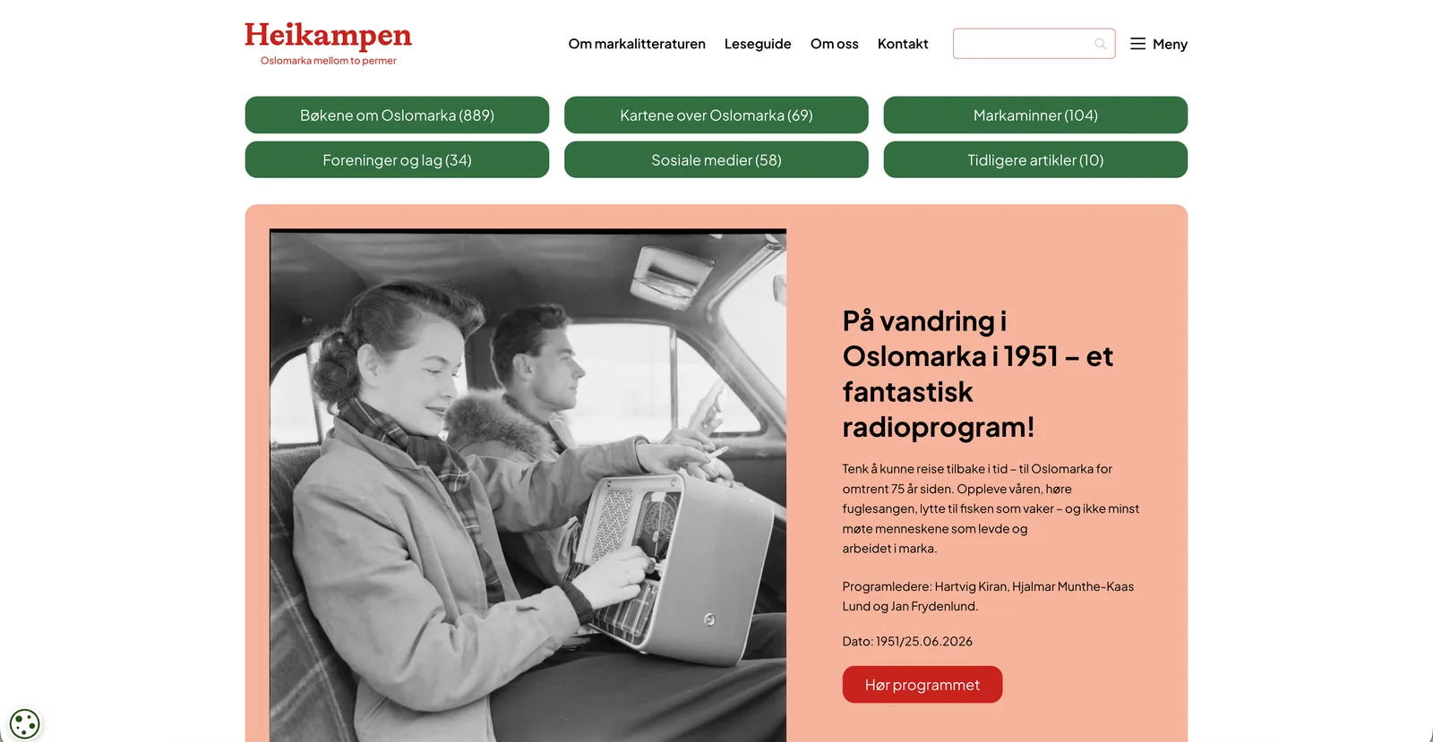 Forsiden av heikampen.no. Under logoen ligger seks grønne knapper med antall oppføringer i hver samling, og under dem en artikkel om et radioprogram fra 1951, med et sort-hvitt foto av et par i en bil.