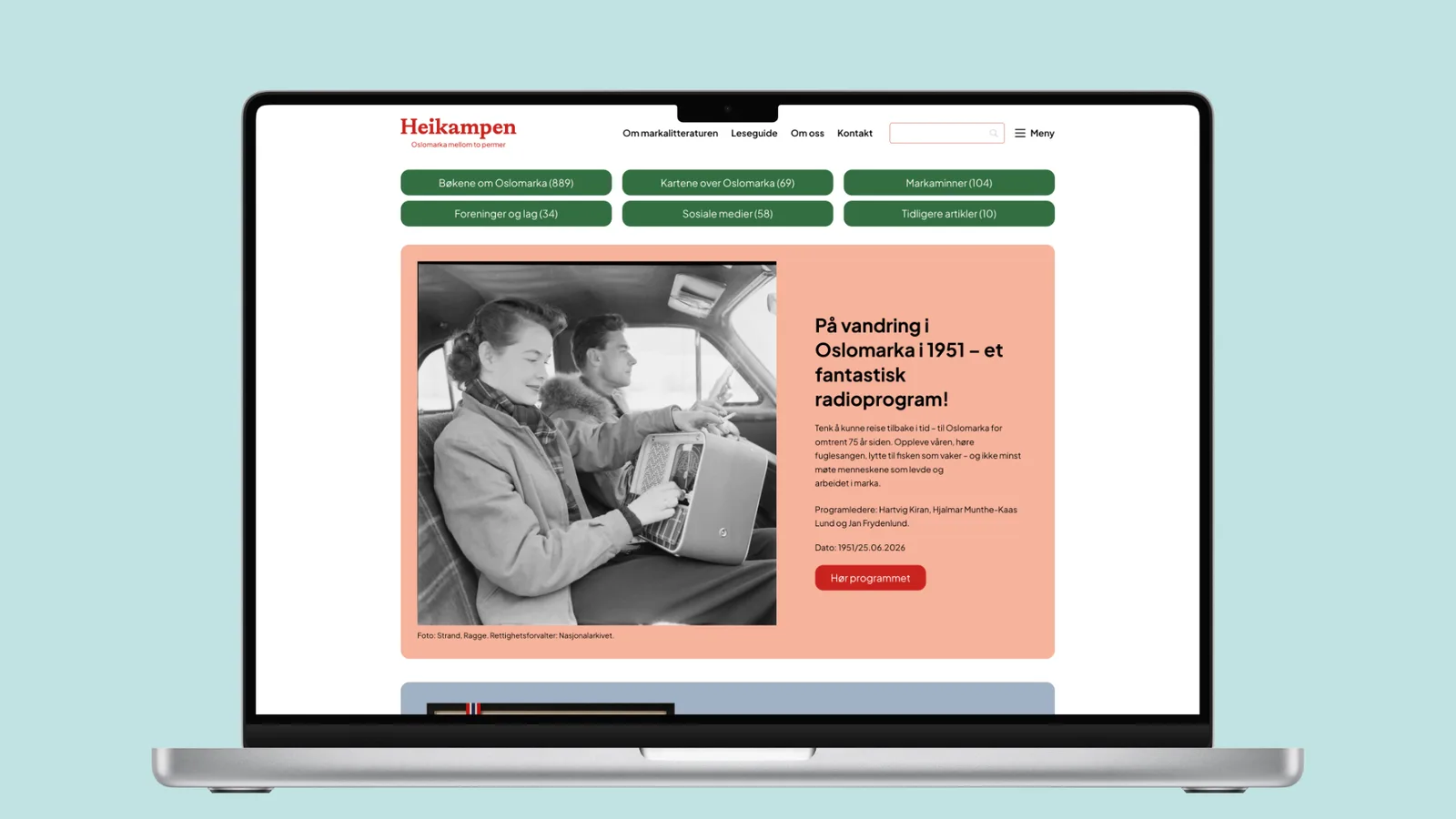 Heikampens forside vist på en laptop: seks grønne knapper med antall oppføringer i hver samling, og under dem en artikkel om et radioprogram fra 1951 med et sort-hvitt foto av et par i en bil.