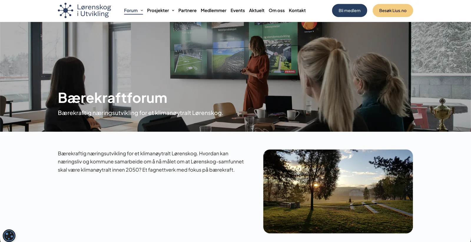 Landingssiden for Bærekraftforum, med overskriften over et foto fra et møterom der en kvinne presenterer foran en skjerm, og under det en tekst om klimanøytral næringsutvikling ved siden av parkbildet.