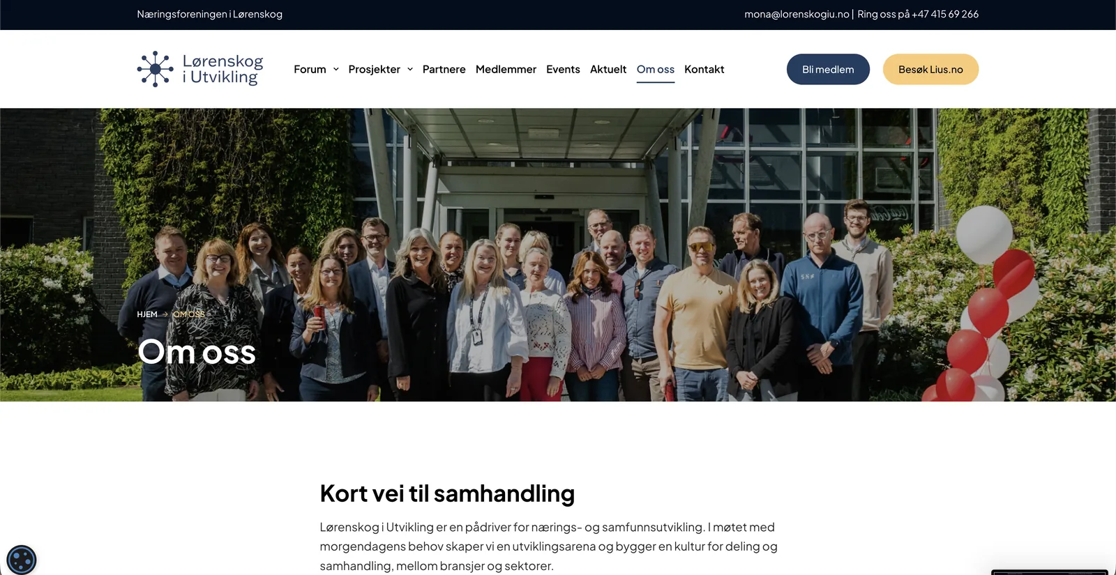 «Om oss»-siden med et foto av en stor gruppe mennesker samlet utenfor en inngang med ballonger, og under det overskriften «Kort vei til samhandling» med tekst om nærings- og samfunnsutvikling.