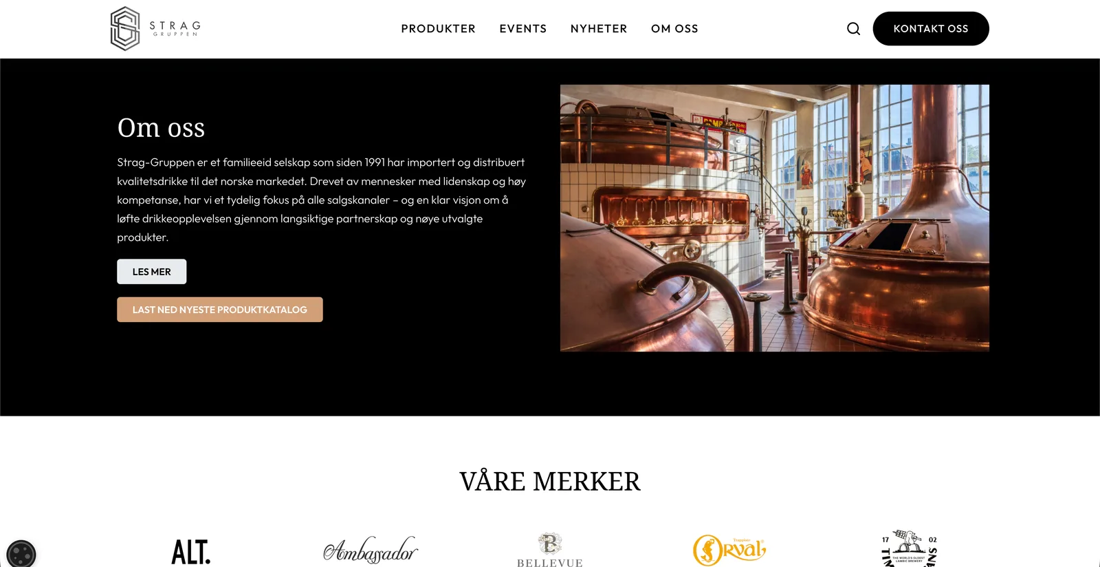 Om oss-seksjonen på svart bakgrunn med et fotografi av kobberkjeler i et bryggeri, og under den seksjonen «Våre merker» med produsentlogoer på rekke.