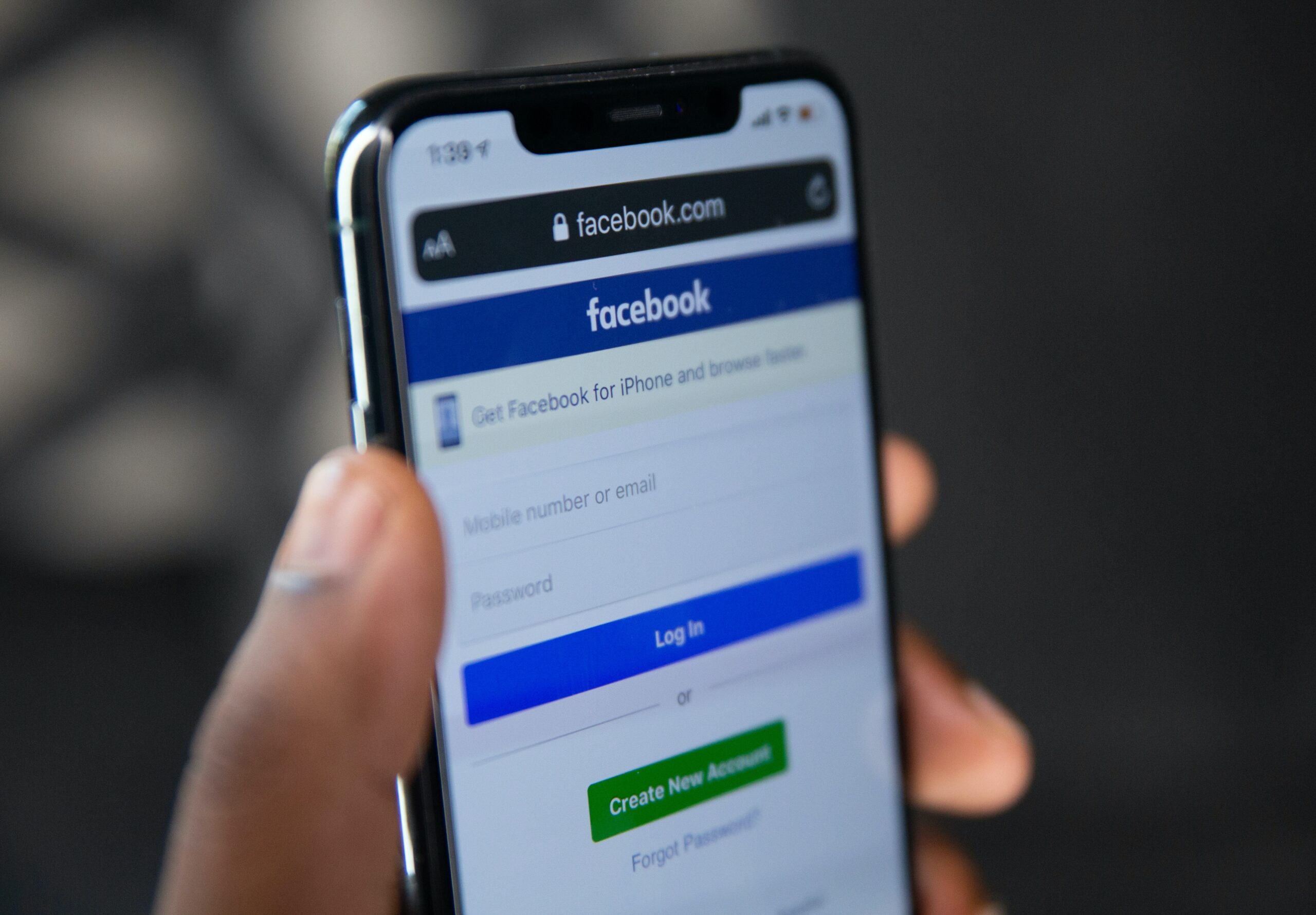 Bilde av innlogging til Facebook på en mobil